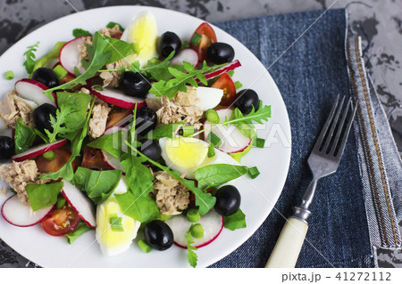 Nicoise salad with tuna, egg, tomatoes and olives Nicoise salad with tuna, egg, tomatoes and olives 41272112