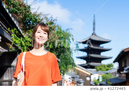 京都観光する若い女性の写真素材