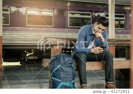 Young man holding smart phone and using music 41272931