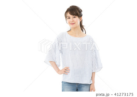 若い女性　笑顔　手　腰　ポーズ 41273175