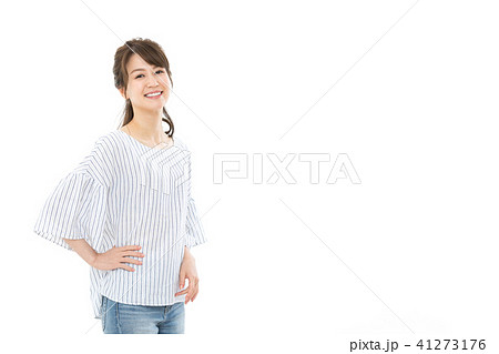 若い女性　笑顔　手　腰　ポーズ 41273176