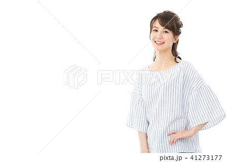 若い女性　笑顔　手　腰　ポーズ 41273177