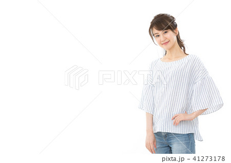 若い女性　笑顔　手　腰　ポーズ 41273178