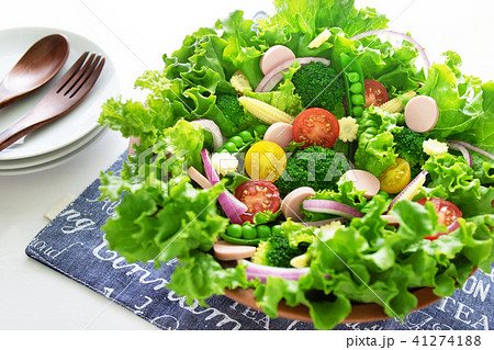 木のサラダボウルに入った野菜サラダ 41274188