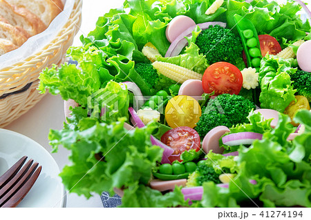 木のサラダボウルに入った野菜サラダ 41274194