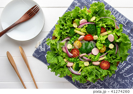 木のサラダボウルに入った野菜サラダ 木のサラダボウルに入った野菜サラダ 41274260