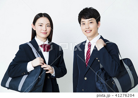 高校生 勉強 塾 女性 友達 男性 カップルの写真素材 高校生 勉強 塾 女性 友達 男性 カップルの写真素材