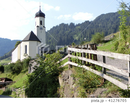オーストリアのアルプス山脈にある小さな教会 オーストリアのアルプス山脈にある小さな教会 41276705
