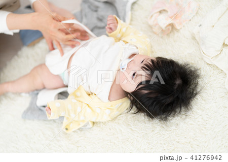 赤ちゃんとお母さん、オムツ交換、オムツ 赤ちゃんとお母さん、オムツ交換、オムツ 41276942
