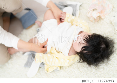 赤ちゃんとお母さん、オムツ交換、オムツ 赤ちゃんとお母さん、オムツ交換、オムツ 41276943