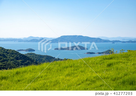 瀬戸内の島々とあじ竜王公園の芝生（高松市庵治町） 41277203