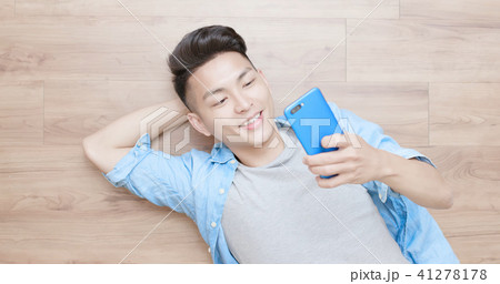 man use phone 41278178