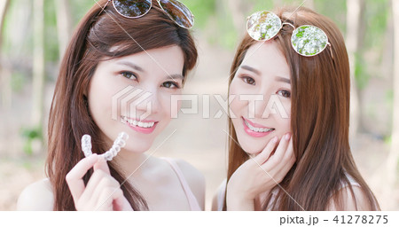 two beauty women smile happily 41278275