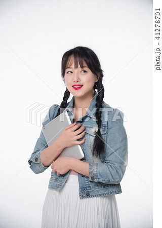韓国人 若い女性 大学生の写真素材