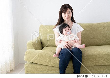 赤ちゃんとお母さん 座る おんぶ 膝の上 寝るの写真素材