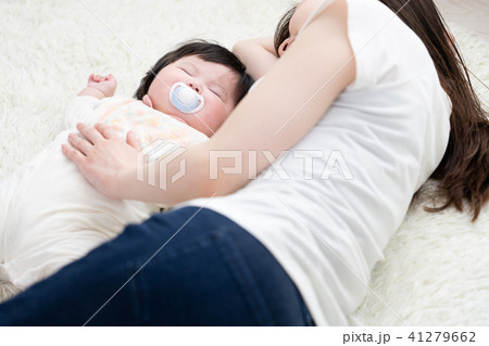 赤ちゃんとお母さん 寝る 添い寝 昼寝の写真素材 41279662 Pixta
