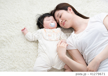 赤ちゃんとお母さん 寝る 添い寝 昼寝の写真素材