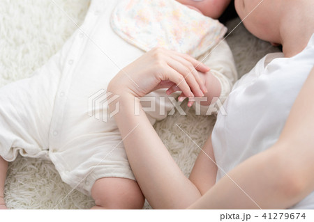赤ちゃんとお母さん、寝る、添い寝、昼寝 赤ちゃんとお母さん、寝る、添い寝、昼寝 41279674