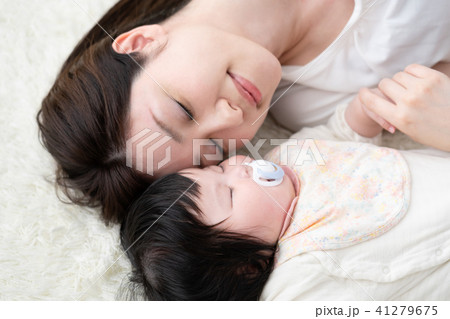 赤ちゃんとお母さん、寝る、添い寝、昼寝 赤ちゃんとお母さん、寝る、添い寝、昼寝 41279675