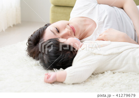 赤ちゃんとお母さん、寝る、添い寝、昼寝 赤ちゃんとお母さん、寝る、添い寝、昼寝 41279679