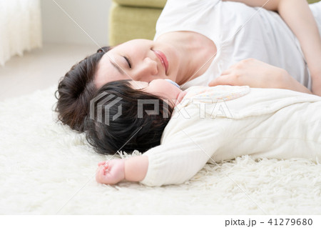 赤ちゃんとお母さん、寝る、添い寝、昼寝 41279680
