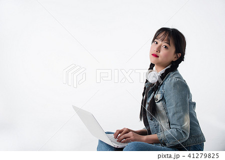 ヘッドフォン ヘッドホン 若い女性 41279825