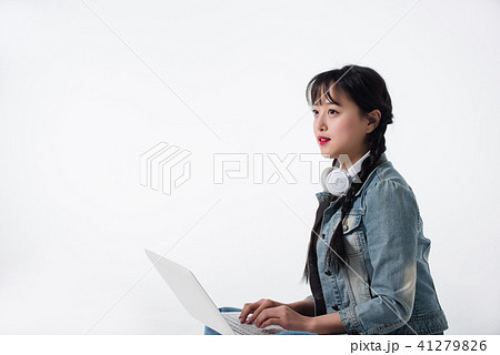 ヘッドフォン ヘッドホン 若い女性 41279826