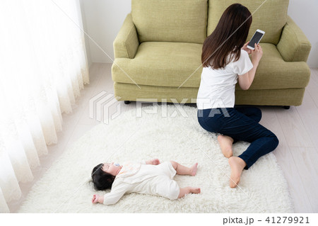 ネグレクト、育児放棄、虐待、疲れる、赤ちゃん、母親、親 ネグレクト、育児放棄、虐待、疲れる、赤ちゃん、母親、親 41279921