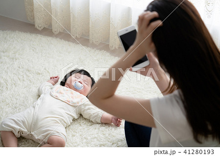 ネグレクト 育児放棄 虐待 疲れる 赤ちゃん 母親 親の写真素材