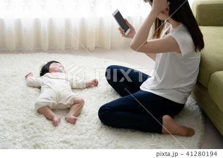 ネグレクト 育児放棄 虐待 疲れる 赤ちゃん 母親 親の写真素材