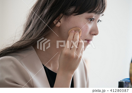 ファンデーションを塗る若いビジネスウーマン　20代日本人女性 41280387