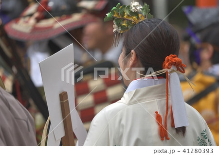 神戸湊川神社　楠公武者行列　御幣を持つ巫女 41280393