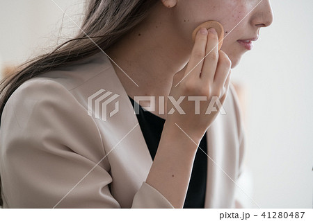 ファンデーションを塗る若いビジネスウーマン 20代日本人女性 ファンデーションを塗る若いビジネスウーマン 20代日本人女性 41280487