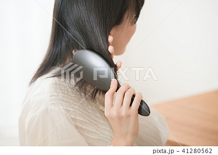 髪の毛を梳かす若い日本人女性の後ろ姿 髪の毛を梳かす若い日本人女性の後ろ姿 41280562