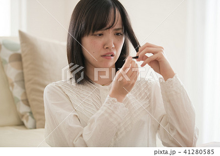 ダメージヘアを気にする若い日本人女性 41280585
