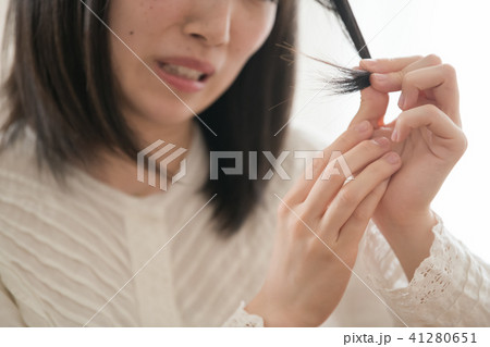 ダメージヘアを気にする若い日本人女性 41280651