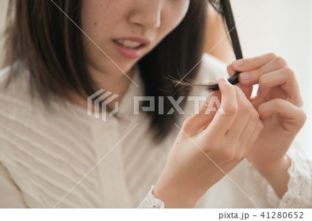 ダメージヘアを気にする若い日本人女性 41280652