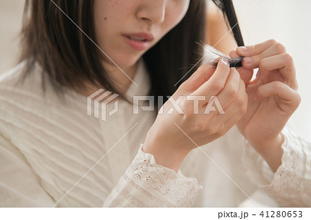 ダメージヘアを気にする若い日本人女性 41280653