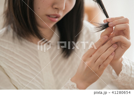 ダメージヘアを気にする若い日本人女性 41280654
