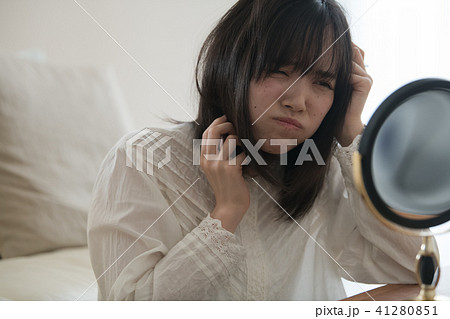 くせ毛で髪が広がる若い日本人女性 41280851