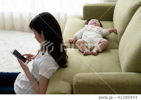 ネグレクト、育児放棄、虐待、疲れる、赤ちゃん、母親、親 ネグレクト、育児放棄、虐待、疲れる、赤ちゃん、母親、親 41280943