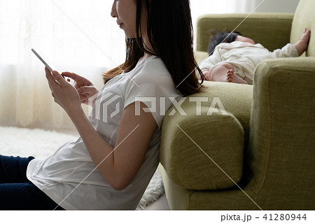 ネグレクト、育児放棄、虐待、疲れる、赤ちゃん、母親、親 41280944