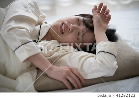 寝苦しくて辛い日本人女性 寝苦しくて辛い日本人女性 41282122