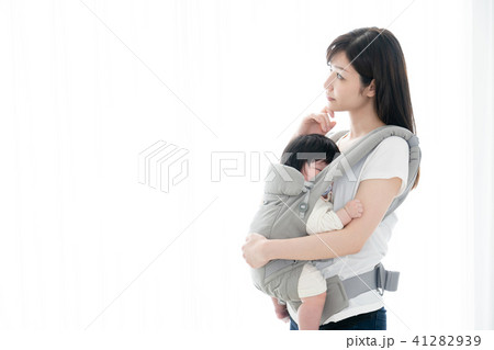赤ちゃんとお母さん 抱っこ紐 おんぶ紐 ベビーキャリア 笑顔の写真素材