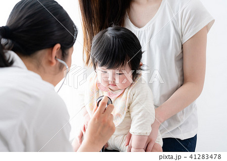 赤ちゃん、定期健診、乳幼児健診、聴診器 41283478