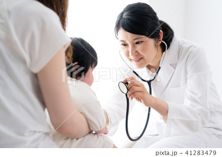 赤ちゃん、定期健診、乳幼児健診、聴診器 41283479