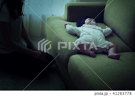 ネグレクト、育児放棄、虐待、疲れる、赤ちゃん、母親、親 ネグレクト、育児放棄、虐待、疲れる、赤ちゃん、母親、親 41283778