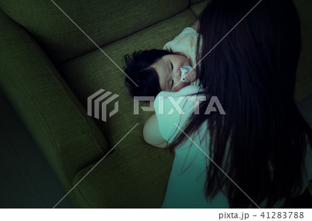 ネグレクト、育児放棄、虐待、疲れる、赤ちゃん、母親、親 ネグレクト、育児放棄、虐待、疲れる、赤ちゃん、母親、親 41283788