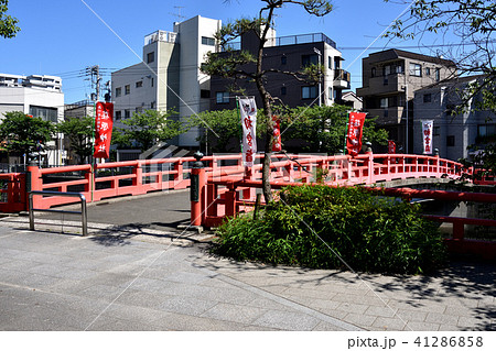 目黒川にかかる鎮守橋 41286858