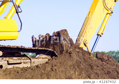 Close-up of a construction site excavator 41287432